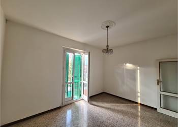 TRILOCALE PARZIALMENTE ARREDATO CON BALCONE