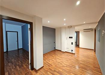 BELLISSIMO UFFICIO FRONTE LAGO