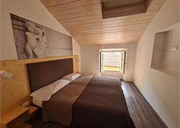 Elegante appartamento arredato su due piani nel cuore di Como