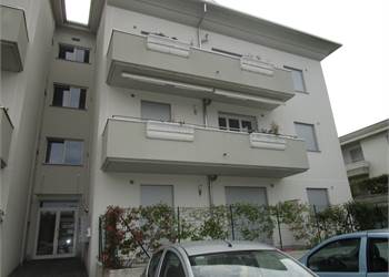 Bilocale luminoso con balcone e box in contesto tranquillo con ascensore