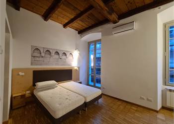  Monolocale con balconcino in centro storico a due passi dal lago