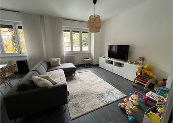 Ampio trilocale ristrutturato con balcone a pochi passi dal lago 