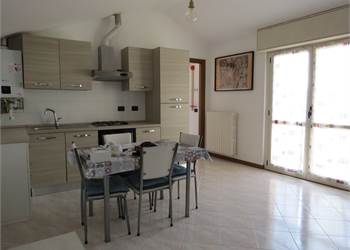 Accogliente appartamento arredato con balcone e box auto