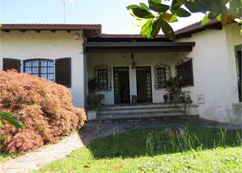 Elegante villa bifamiliare con ampio giardino privato a Cunardo