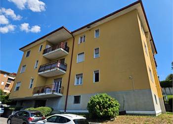 Bilocale da ristrutturare con terrazzo - Lipomo